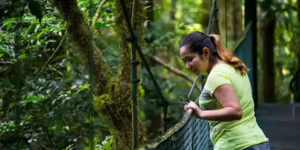 A tourist at the Monteverde Hanging Bridges at 100% Aventura Park.