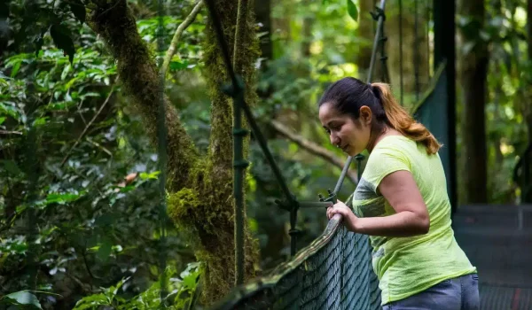 A tourist at the Monteverde Hanging Bridges at 100% Aventura Park.
