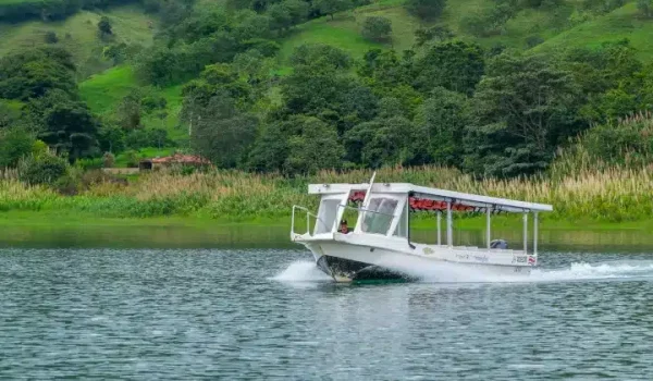 Tourists traveling from La Fortuna to Monteverde and from Monteverde to La Fortuna using the Jeep Boat Jeep Tour