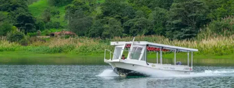 Tourists traveling from La Fortuna to Monteverde and from Monteverde to La Fortuna using the Jeep Boat Jeep Tour